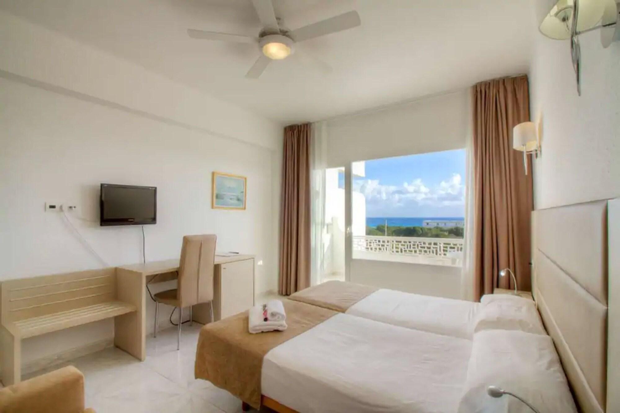 Hotel Lago Playa I Es Pujols Exterior foto